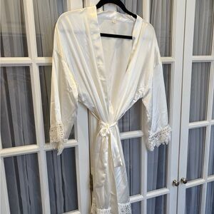 Elegant White Lace Trim Robe